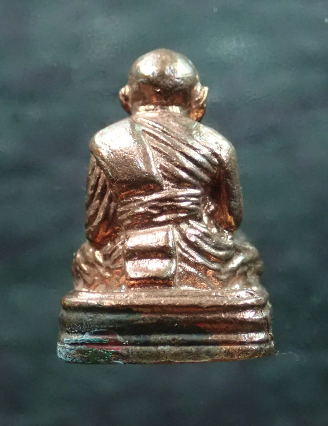 รูปหล่อโบราณหลวงปู่ทวด พิมพ์เบตงเลขใต้ฐานย้อนยุค วัดทรายขาว ปัตตานี รุ่นนิรันตราย ปี 2557 เนื้อสำริดแดงขัดยาแดง พระสูงประมาณ 2.8 ซม. สามารถตั้งบูชาหน้ารถได้ครับ