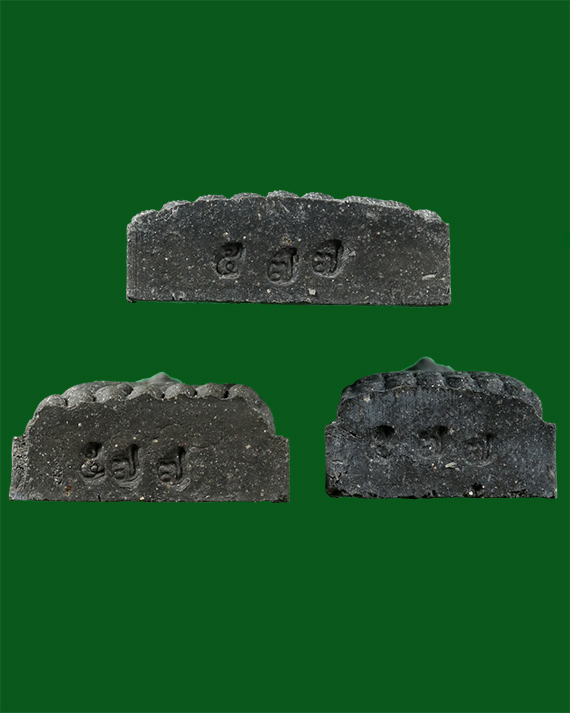 ชุดหลวงพ่อทวด วัดช้างให้ เนื้อว่าน 3 องค์ (สังฆาฏิฝังตะกรุดเงิน) หมายเลข 577 ปี 2541 รุ่นพุทธคุณกุญชร (อาจารย์นอง วัดทรายขาว จ.ปัตตานี ปลุกเสก)