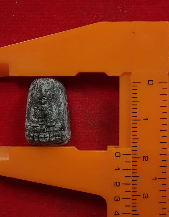 *สภาพสวย เม็ดข้าวสารดำใหญ่ หลวงปู่ทวด รุ่นวิเศษ60 อาจารย์นอง วัดทรายขาว ปัตตานี ปลุกเสก ปี 2541 เนื้อว่านหลังฝังเม็ดข้าวสารดำ พิมพ์จิ๋ว