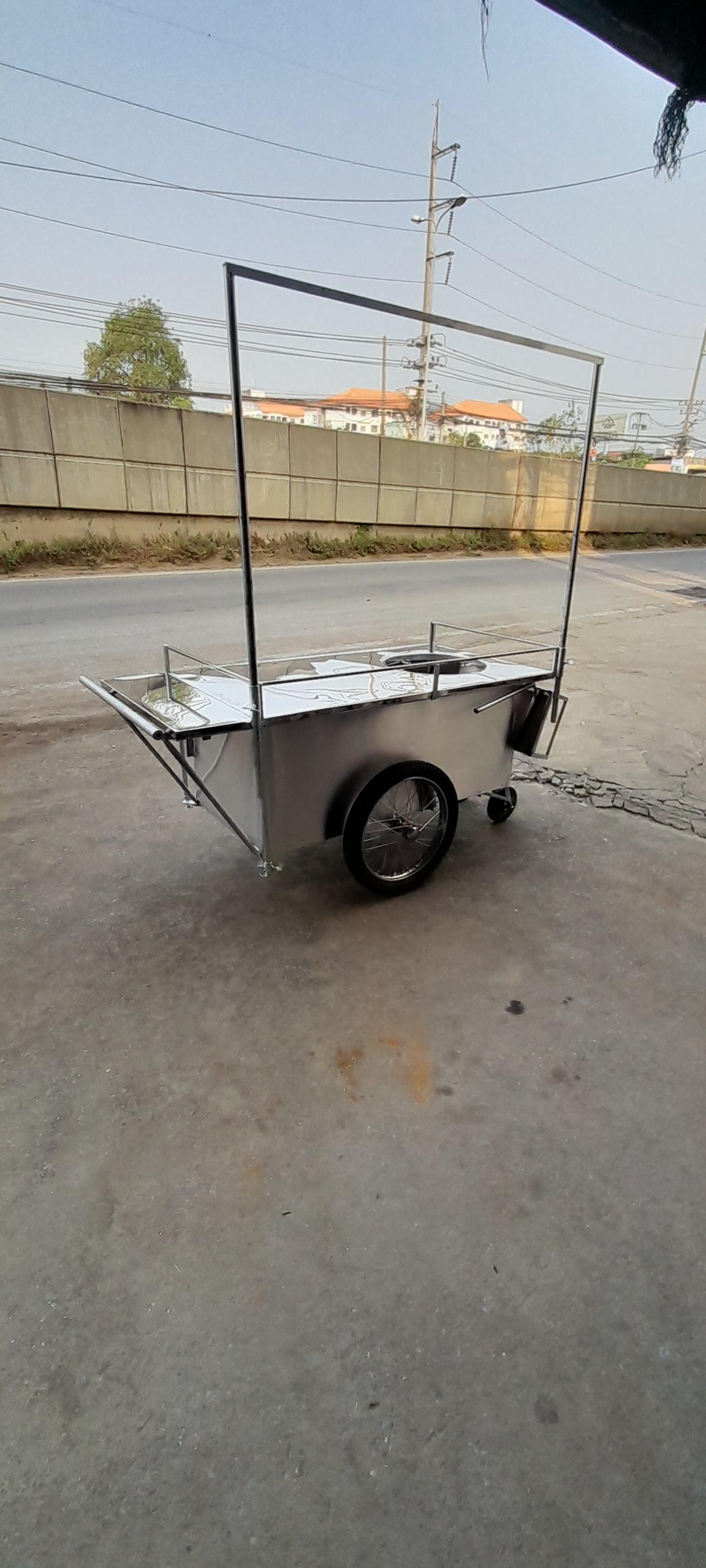 27022568รถเข็นขายโรตีทอดหน้าท็อปสแตนเลสปิดตู้อลูมิเนียมมีเสาป้าย