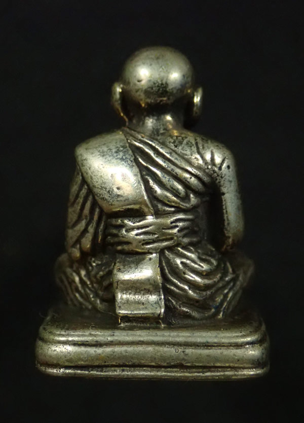 หลวงพ่อทวดพิมพ์ลอยองค์เลขใต้ฐาน (ย้อนยุค) อาจารย์ทอง วัดสำเภาเชย ปี 2551 รุ่นพิทักษ์แผ่นดิน เนื้อทองขาว หมายเลข 1409