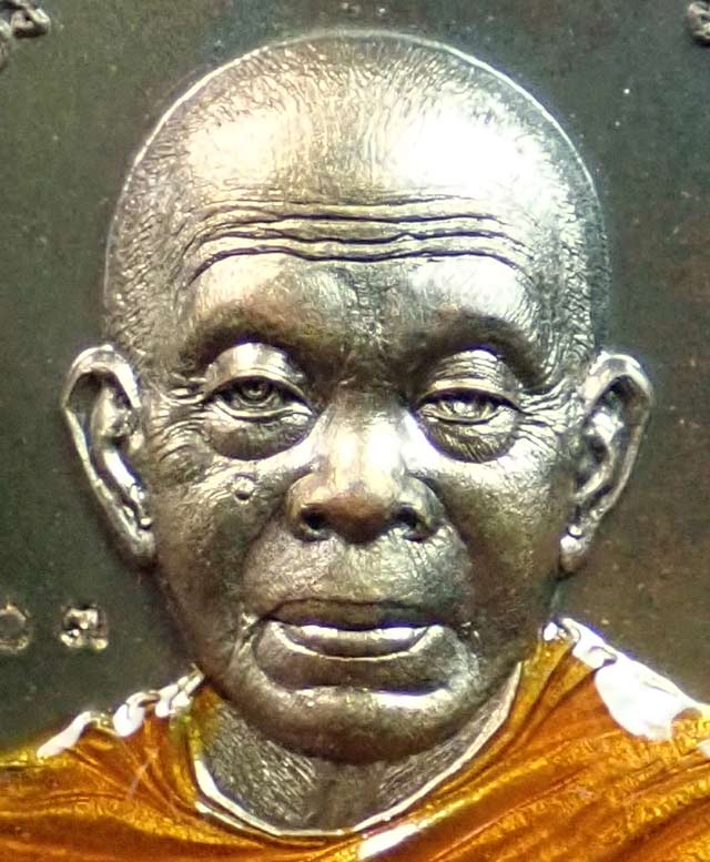 เหรียญหลวงพ่อคูณ (จีวรห่มคุลม) วัดบ้านไร่ ปี2557 รุ่นไพรีพินาศ เนื้อนวะโลหะลงยาจีวร (แจกกรรมการ) หมายเลข 2603