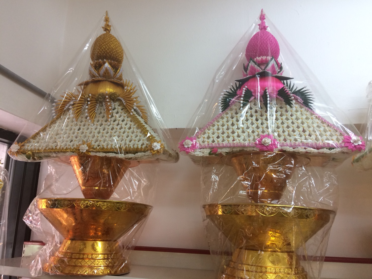 ครอบไตรดอกรัก (พุ่ม)