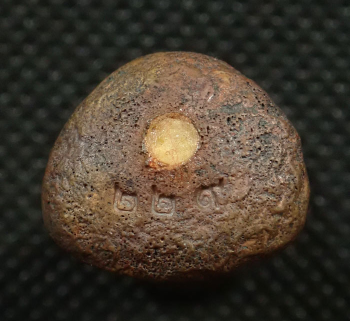 รูปหล่อสมเด็จพระพุฒาจารย์โต พรหมรังสี พิมพ์เบ้าทุบ (พิมใหญ่) วัดใหม่อมตรส บางขุนพรหม ปี 2540 เนื้อนวโลหะ อุดผงเก่าสมเด็จบางขุนพรหม หมายเลข 229 (ตอกโค๊ต/ตอกหมายเลข)