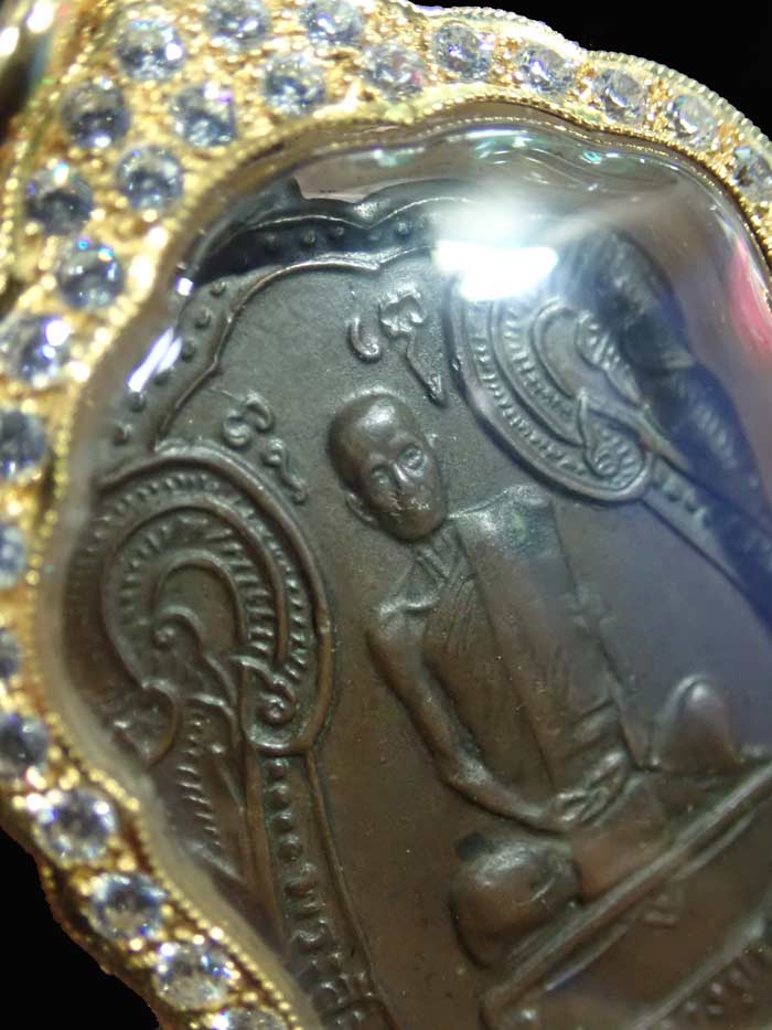 เหรียญเสมาหลวงปู่โต๊ะ วัดประดู่ฉิมพลี พิมพ์หลังพัดยศ (เสมากนกมีดาว) ปี 2518 เนื้องนวโลหะ เลี่ยมทองคำ G65%