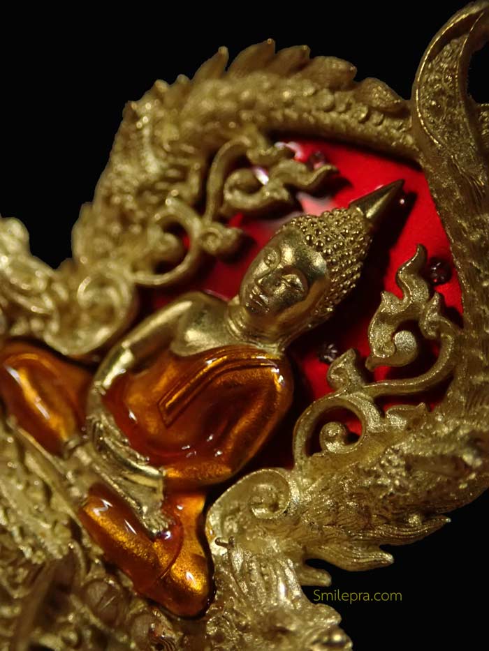 เหรียญพุทธศิลป์ฉลุ 3 ชิ้น หลวงพ่อโสธร จ.ฉะเชิงเทรา รุ่นเจริญพร ปี 2555 เนื้อทองระฆังลงยาสีแดงฝังเพชร 5 เม็ด พิมพ์ใหญ่ หมายเลข 234