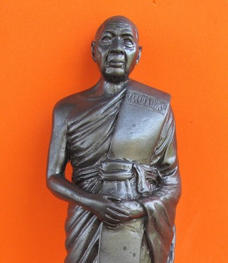 พระบูชายืน หลวงพ่อหวน วัดนิคมประทีป(วัดโคกหล่อ) ตรัง รุ่นฉลองพัตรยศ ๗ รอบ ปี ๒๕๕๔ เนื้อทองแดงรมดำ