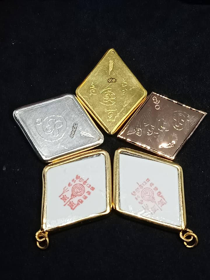 ไอ้ไข่ เด็กวัดเจดีย์ รุ่นสรงน้ำ 63 ภาพอัดกระจกรุ่นแรก เนื้อทองฝาบาตร..2