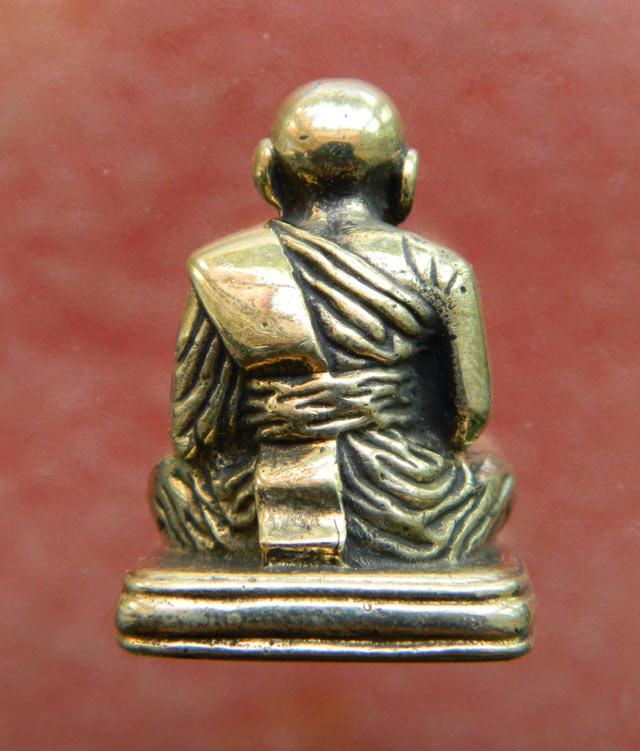 หลวงพ่อทวดพิมพ์ลอยองค์เลขใต้ฐาน (ย้อนยุค) อาจารย์ทอง วัดสำเภาเชย ปี 2551 รุ่นพิทักษ์แผ่นดิน เนื้อทองขาว