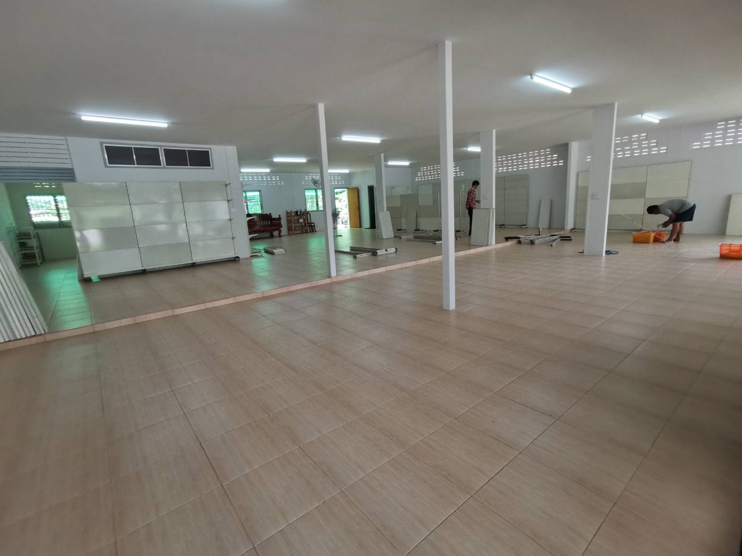 ลงชั้นวางสินค้าเพื่อเตรียมเปิดร้านสังฆภัณฑ์จำนวน 60 ชุด