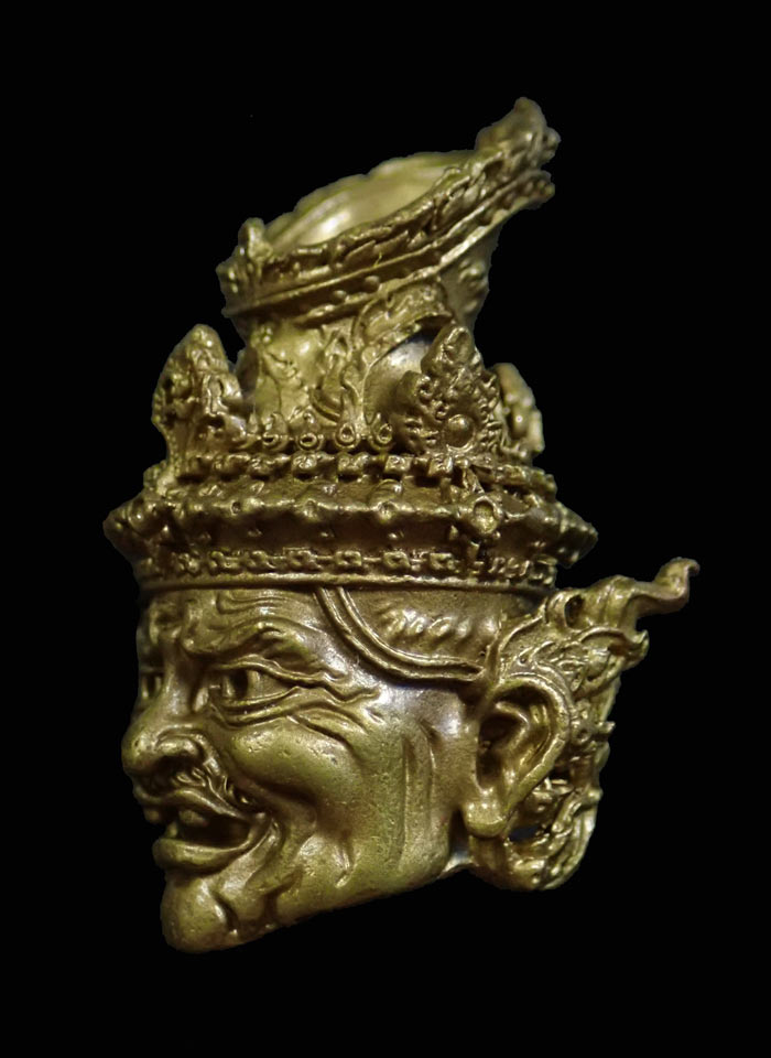 เศียรพ่อแก่ รุ่นพ่อแก่เทวฤทธิ์บูชา 63 พระอาจารย์วิรุต วัดสันมะเหม้า จ.เชียงราย ปี 2563 เนื้อมหาชนวน หมายเลข 33 ขนาดพระสูง 2.95 ซ.ม. พร้อมกล่องเดิม