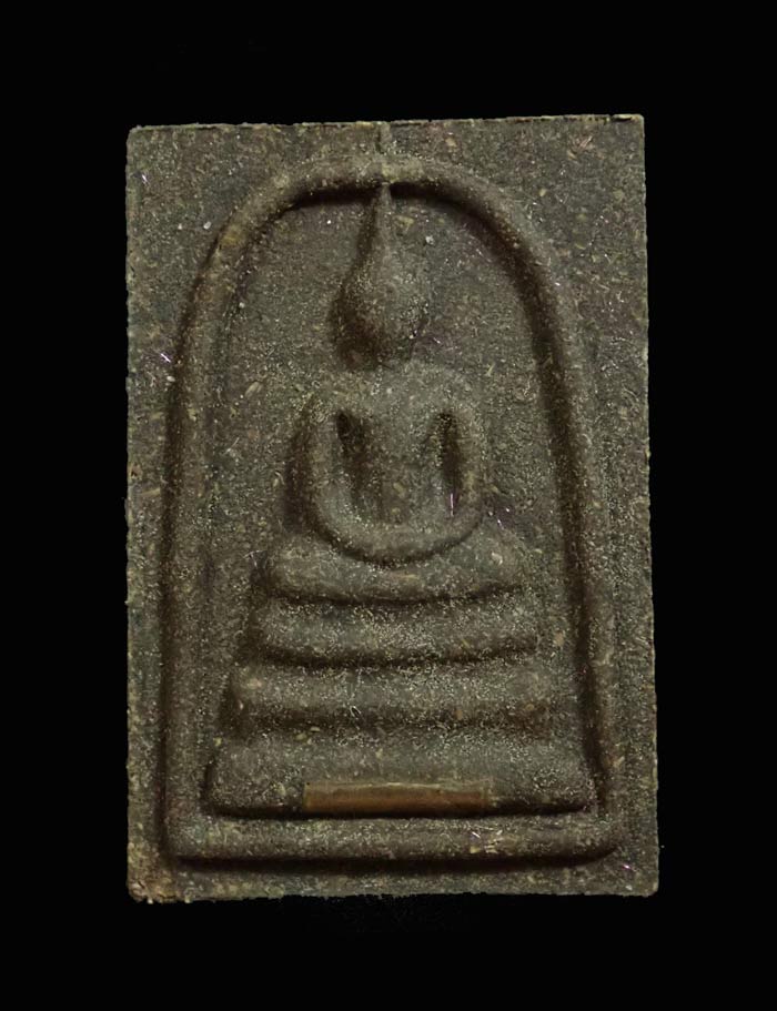 พระสมเด็จพิมพ์ใหญ่เกศทะลุซุ้ม เนื้อผงยาตะกรุด (รุ่นแรก) ที่ระลึกฉลองเลื่อนสมศักดิ์พระอาจารย์สัญญา วัดกลางบางแก้ว นครปฐม ปี2557