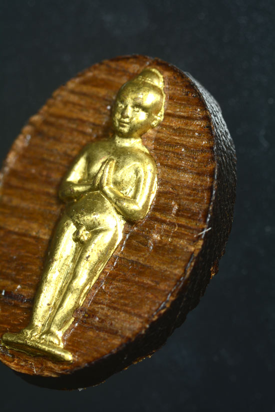 ไอ้ไข่ เด็กวัดเจดีย์ รุ่นสรงน้ำ 63 เนื้อไม้ปั๊ม หน้ากากทองเหลือง