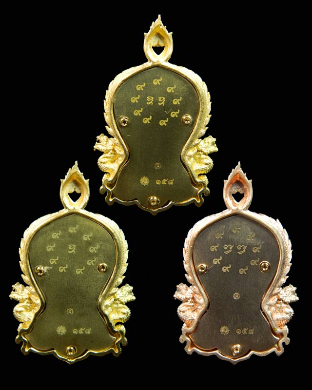 *ชุดหลังเรียบ* เหรียญฉลุ 3 ชิ้น หลวงพ่อโสธร จ.ฉะเชิงเทรา รุ่นเจริญพร ปี 2555 ชุดหลังเรียบ 3 เหรียญ (พิมพ์ใหญ่) เนื้อนวะหลังเรียบ เนื้อทองระฆังลงยาสีม่วงฝังเพชรหลังเรียบ เนื้อทองระฆังหลังเรียบ หมายเลข ๑๕๘