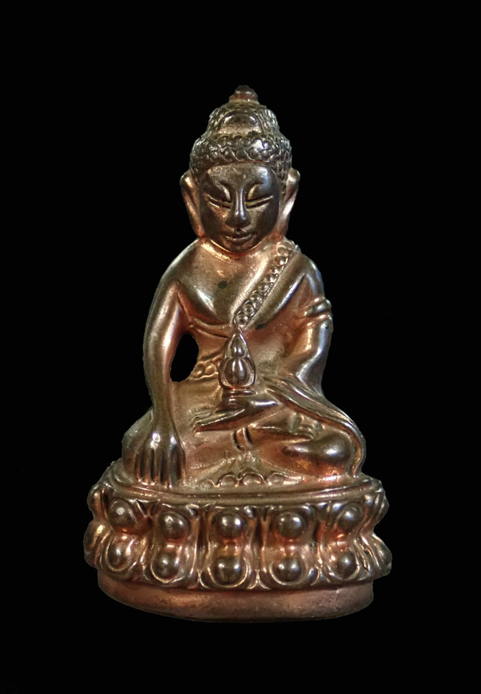 พระกริ่งจักรพรรดิ (กริ่งดัง) วัดสุทัศน์ กรุงเทพ ปี 2545 เนื้อนวะโลหะ หมายเลข 1863 ใต้ฐานตอกโค๊ตคำว่า "มหาคุโณ" และ "มีคุณมาก"