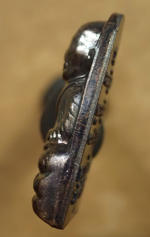 หลวงพ่อทวดพิมพ์หลังหนังสือ (พิมพ์เล็ก) วัดช้างให้ ปัตตานี ปี 2555 (ออกจากวัดช้างให้) เนื้อทองแดงรมดำ ตอกโค๊ต ๕๕ พร้อมใบฝอยวัดช้างให้