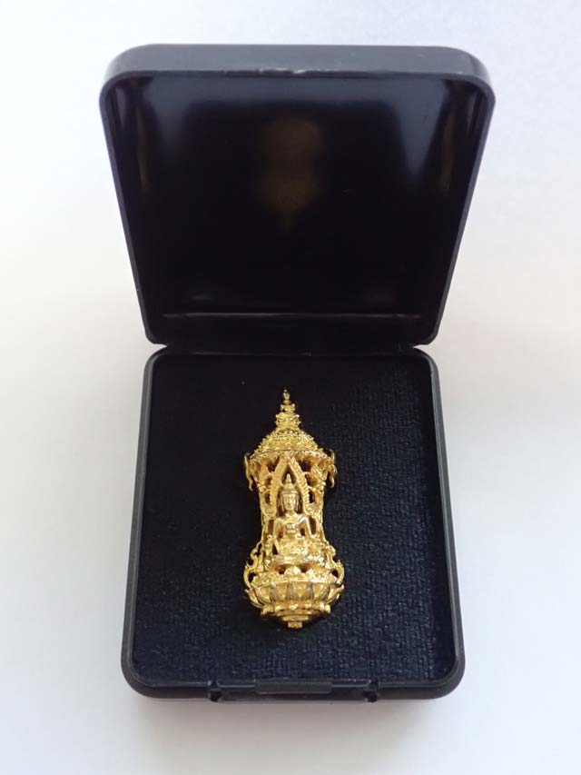 งานฉลุตะกรุด รุ่นนักรบไทย อาจารย์ปกรณ์ วัดถ้ำผาแด่น จ.สกลนคร ปลายยอดเป็น "พระยอดภูผาแด่น" ด้านหน้าเป็น "พระพุทธชินราชและหลวงปู่ทวด" ด้านหลัง "สมเด็จพระนเรศวรทรงช้างยุทธหัตถี" สูง 4.5 ซม.