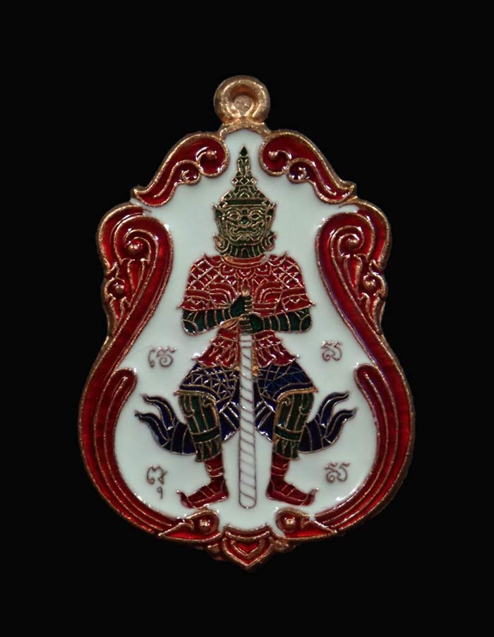 เหรียญท้าวเวสสุวรรณ รุ่นโชคดี วัดถ้ำยะลา ปี 2561 พิมพ์เล็ก ขนาดพระสูง 2.5 ซ.ม. เนื้อทองแดงลงยาพื้นขาวขอบแดง พร้อมกล่องเดิม