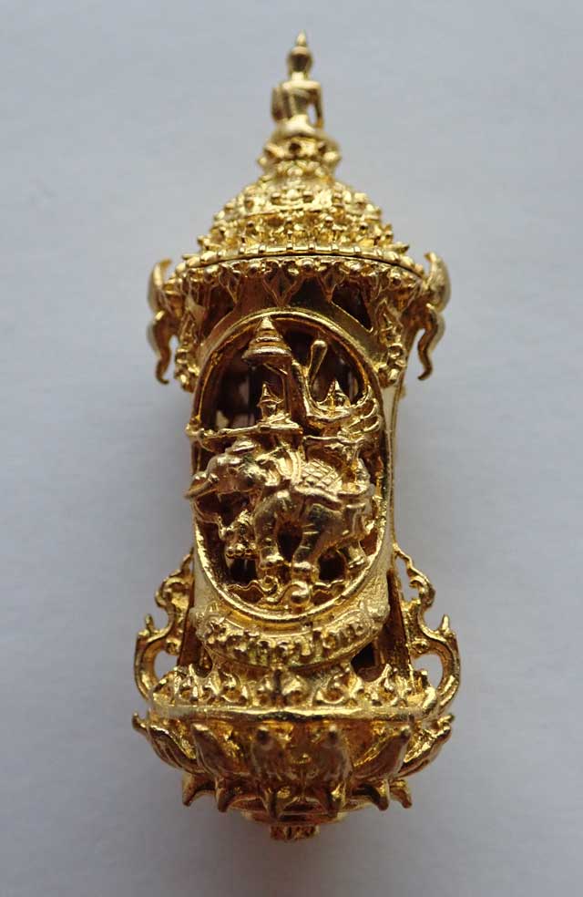 งานฉลุตะกรุด รุ่นนักรบไทย อาจารย์ปกรณ์ วัดถ้ำผาแด่น จ.สกลนคร ปลายยอดเป็น "พระยอดภูผาแด่น" ด้านหน้าเป็น "พระพุทธชินราชและหลวงปู่ทวด" ด้านหลัง "สมเด็จพระนเรศวรทรงช้างยุทธหัตถี" สูง 4.5 ซม.