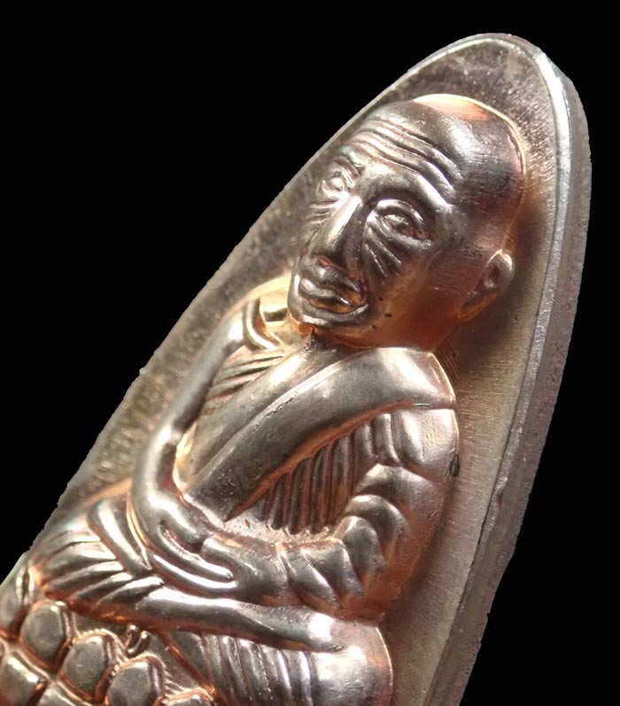 หลวงพ่อทวดหลังหนังสือ พิมพ์ใหญ่ รุ่นเสาร์5 มหาสิทธิโชค ปี 2553 เนื้อทองแดงผิวไฟ อุดเงิน (กรรมการ) หมายเลข 1172