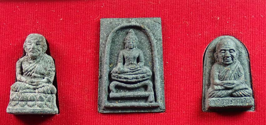 ชุด 3 องค์ รุ่นพระธาตุเจดีย์ อาจารย์ทอง วัดสำเภาเชย ปี 2549 เนื้อว่าน ประกอบด้วย หลวงพ่อทวดลอยองค์/สมเด็จโต๊ะหัก และหลวงพ่อทวดหนอน