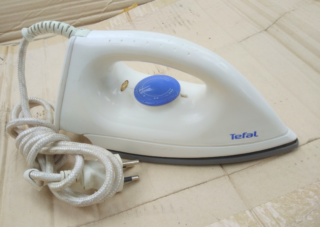 เตารีดไฟฟ้า Tefat รุ่น FS1540 กำลังไฟฟ้า 1,000 - 1,200 วัตต์ รุ่นเคลือบพิเศษ