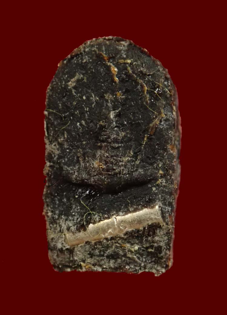 ปรกมหาปราบประสิทธิโชค องค์พ่อจตุคามรามเทพวิหารจังหวัดนราธิวาส ปี 2552 รุ่นที่ระลึกร่วมสร้างเสาหลักเมืองนราธิวาส เนื้อผงดำ (หลังฝังตะกรุดเงิน)