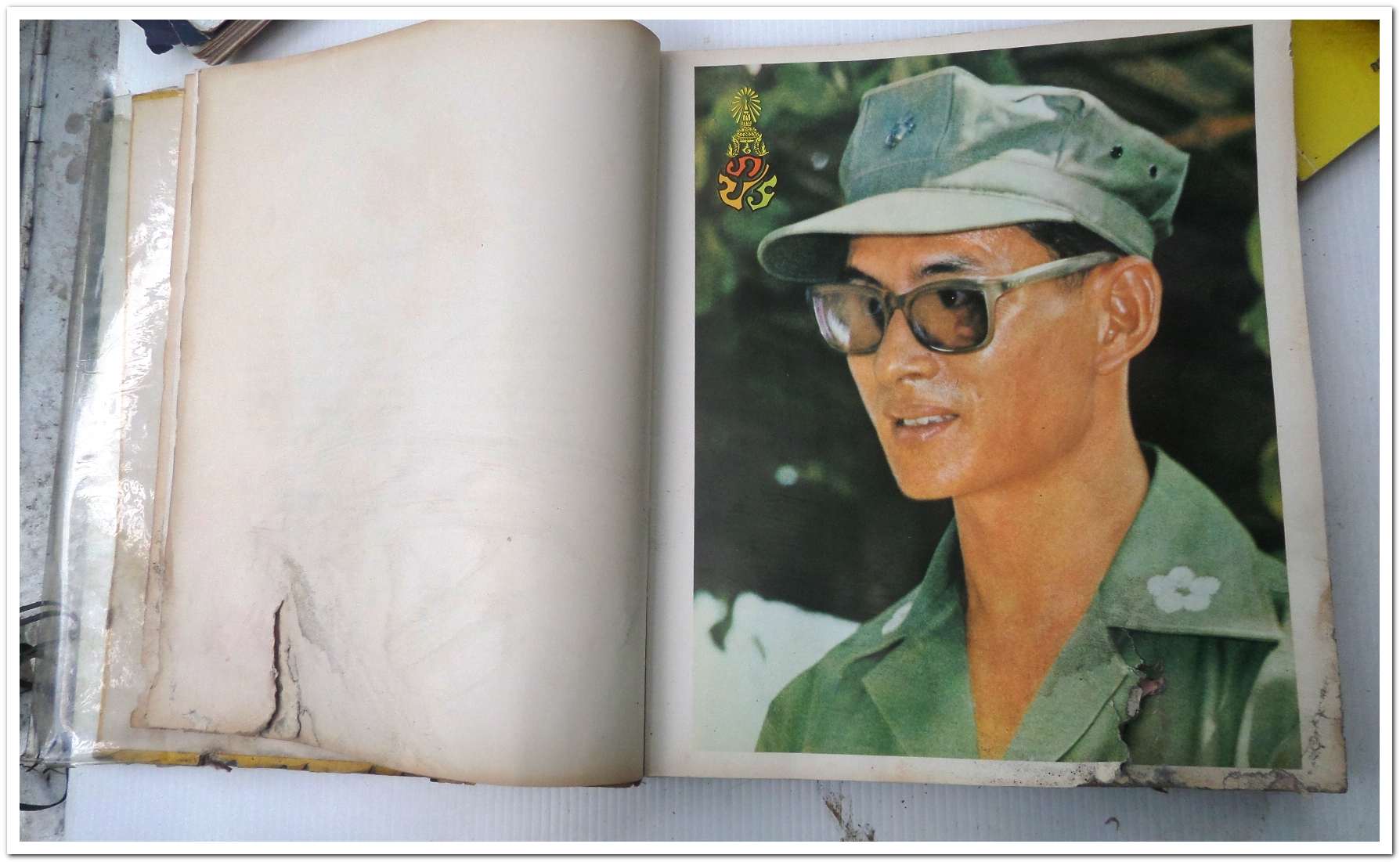 หนังสือ พระราชกรณียกิจ ระหว่าง ตค. ๒๕๑๓ - กย. ๒๕๑๔ มีตำหนิ มุมขวาล่าง