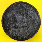 พ่อท่านเอื้อม กตปุญโญ พระราหูตาแดง ปี ๒๕๔๗ เนื้อว่านกลมสีดำ ขนาด 4.9 ซม.