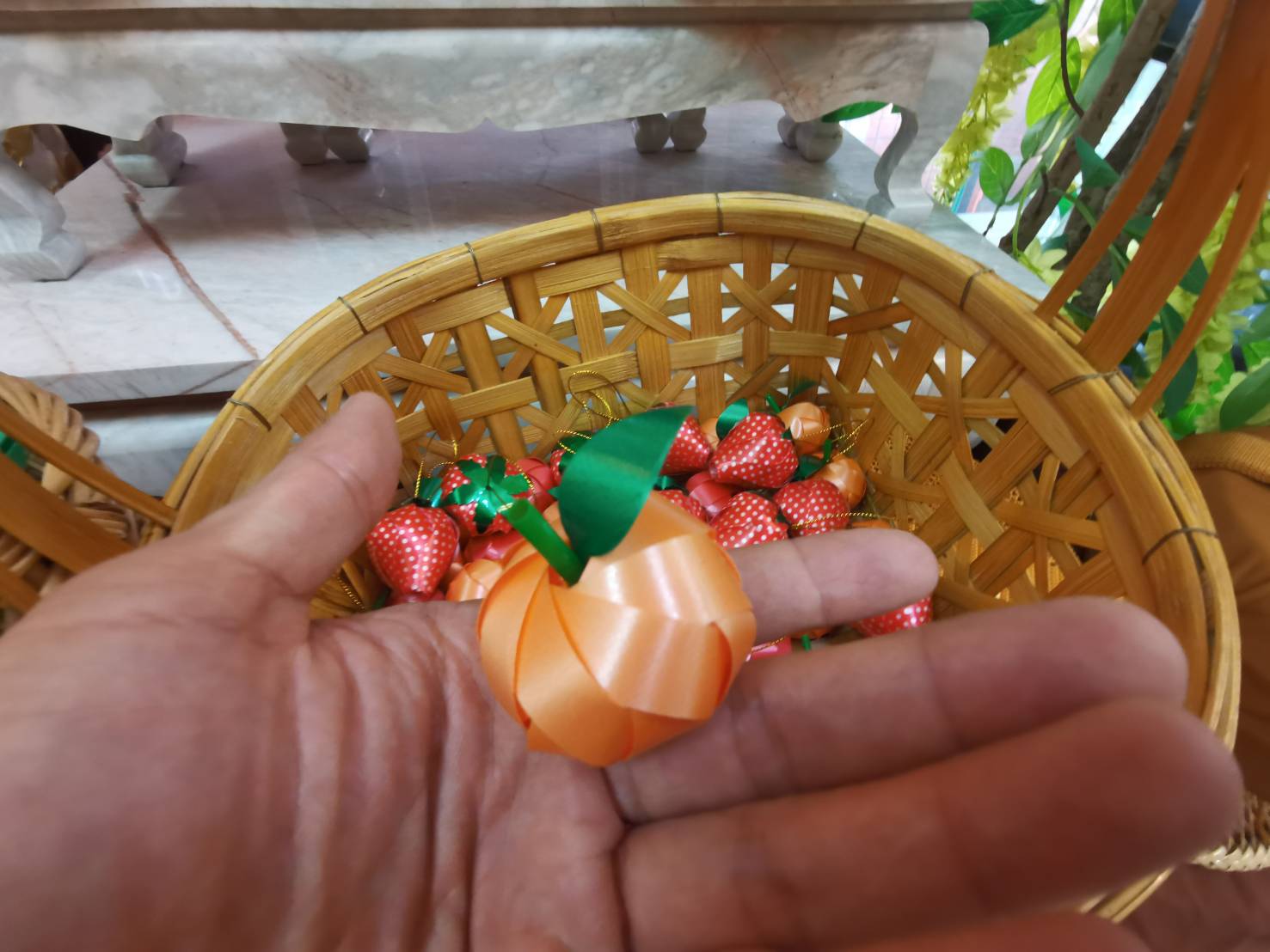 เหรียญโปรยทานผลไม้