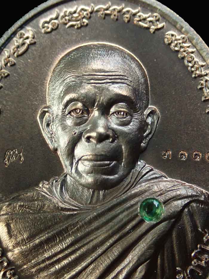 เหรียญหลวงพ่อคูณ (จีวรห่มคุลม) วัดบ้านไร่ ปี2557 รุ่นไพรีพินาศ เนื้อนวะโลหะฝังมรกต หมายเลข 3110 (อัญมณีมรกตสร้างน้อย..เลขจะลงท้ายด้วย 0)