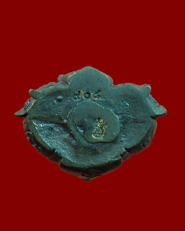 พระปิดตตามหาลาภกลีบบัว พระอาจารย์อุทัย อุทโย วัดวิหารสูง จ.พัทลุง ปี 2557 รุ่นเจริญลาภ เจริญผล เจริญพร เนื้อทองแดงรมดำ หมายเลข 908 (สร้างน้อยเพียง 1500 องค์)