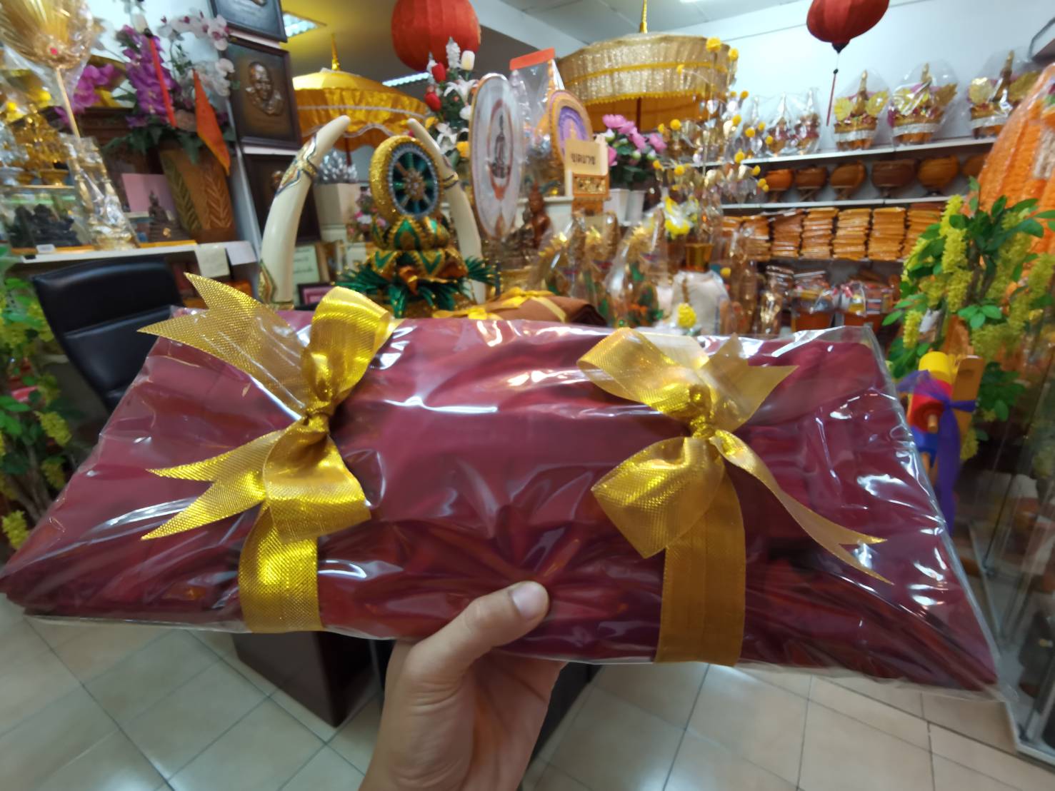 ผ้าไตรไหมไทยแท้ 100% (สีกรักแดงครูบา) *สินค้าคุณภาพ งานเย็บ 9 ขันธ์ ขนาด 2 เมตร ผูกโบว์ทอง