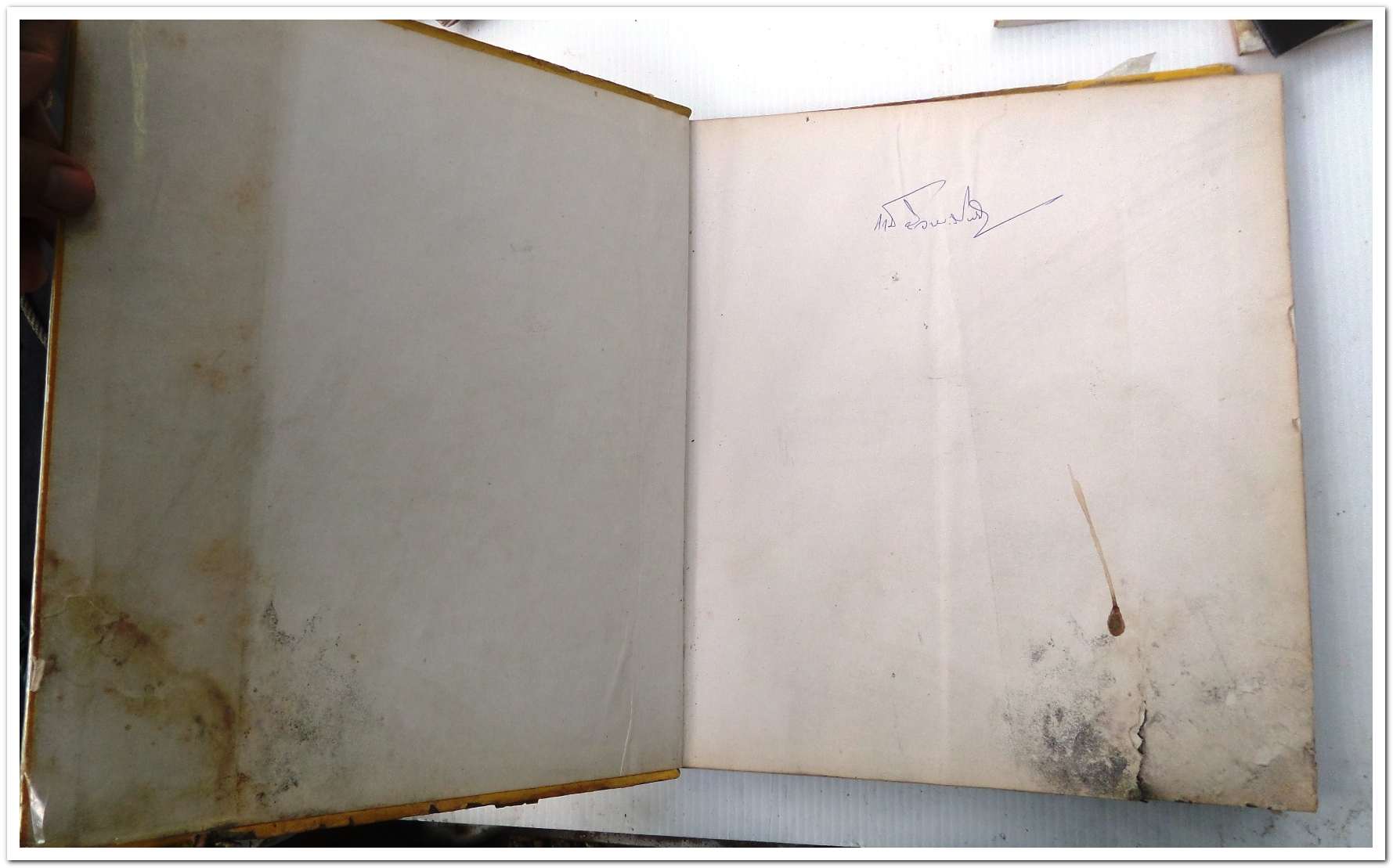 หนังสือ พระราชกรณียกิจ ระหว่าง ตค. ๒๕๑๓ - กย. ๒๕๑๔ มีตำหนิ มุมขวาล่าง