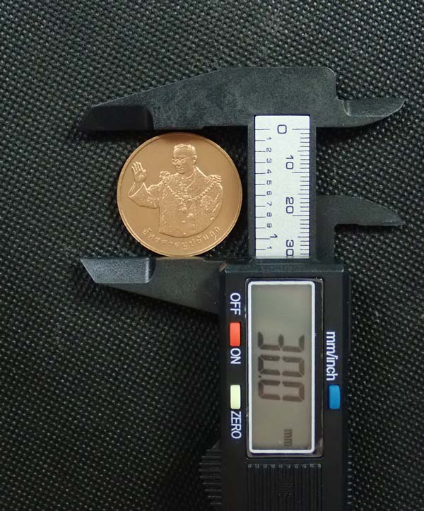 เหรียญทรงยินดี ในหลวง ร.9 เนื้อทองแดงพ่นทราย ได้รับพระบรมราชานุญาตให้จัดสร้างขึ้นในปี พ.ศ.2549 ออกแบบและผลิตโดยสำนักกษาปณ์ กรมธนารักษ์ กระทรวงการคลัง