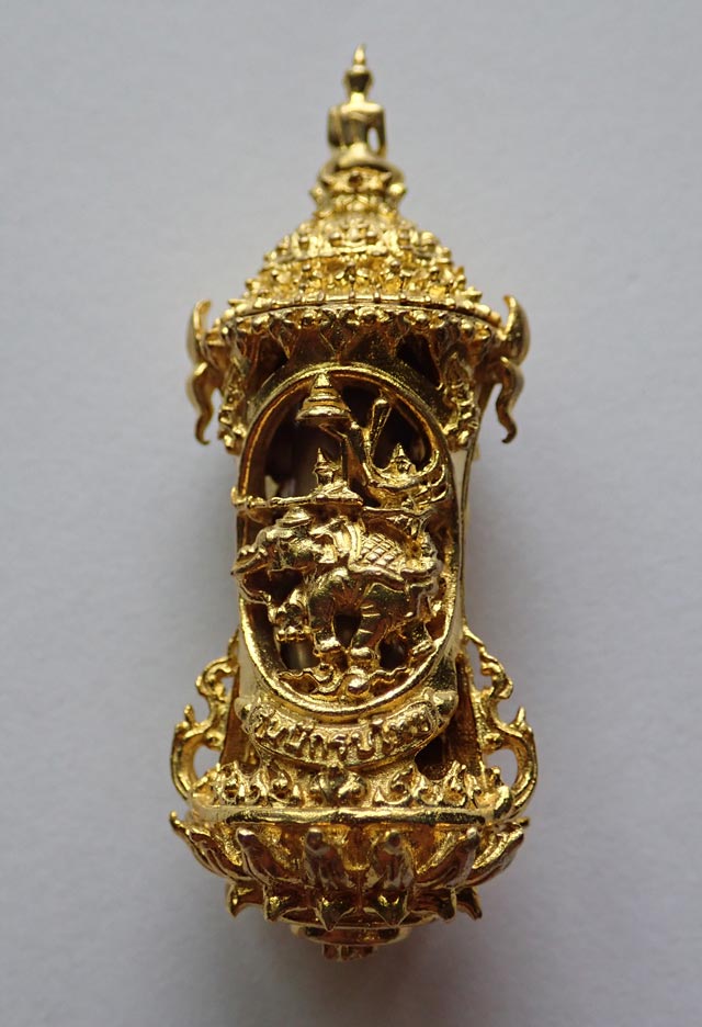 งานฉลุตะกรุด รุ่นนักรบไทย อาจารย์ปกรณ์ วัดถ้ำผาแด่น จ.สกลนคร ปลายยอดเป็น "พระยอดภูผาแด่น" ด้านหน้าเป็น "พระพุทธชินราชและหลวงปู่ทวด" ด้านหลัง "สมเด็จพระนเรศวรทรงช้างยุทธหัตถี" สูง 4.5 ซม.