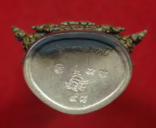 *เปิดต่ำจอง/ราคาจอง 3599 บาท* พระกริ่งพุทธศิลป์ (รุ่นแรก)หลวงพ่อคูณ วัดบ้านไร่ รุ่นเจริญพร ๑๙ ปี 2557 เ นื้อนวะก้นเงิน หมายเลข 98 พร้อมกล่องผ้าไหม/บัตรประจำองค์พระและปลอกกระดาษ (ครบชุด)