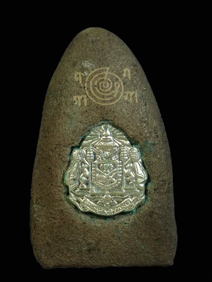 หลวงพ่อทวดเนื้อว่านดินกากยายักษ์ พิมพ์ใหญ่ A ฝังตะกรุดเงิน (หลังตราแผ่นดิน) อาจารย์ทอง วัดสำเภาเชย รุ่นพิทักษ์แผ่นดิน ปี 2551