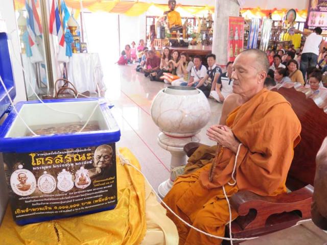 หลวงพ่อคูณ รุ่นไตรสรณะ เหรียญรูปไข่,เสมา แยกจากชุดกรรมการ หลายเนื้อ