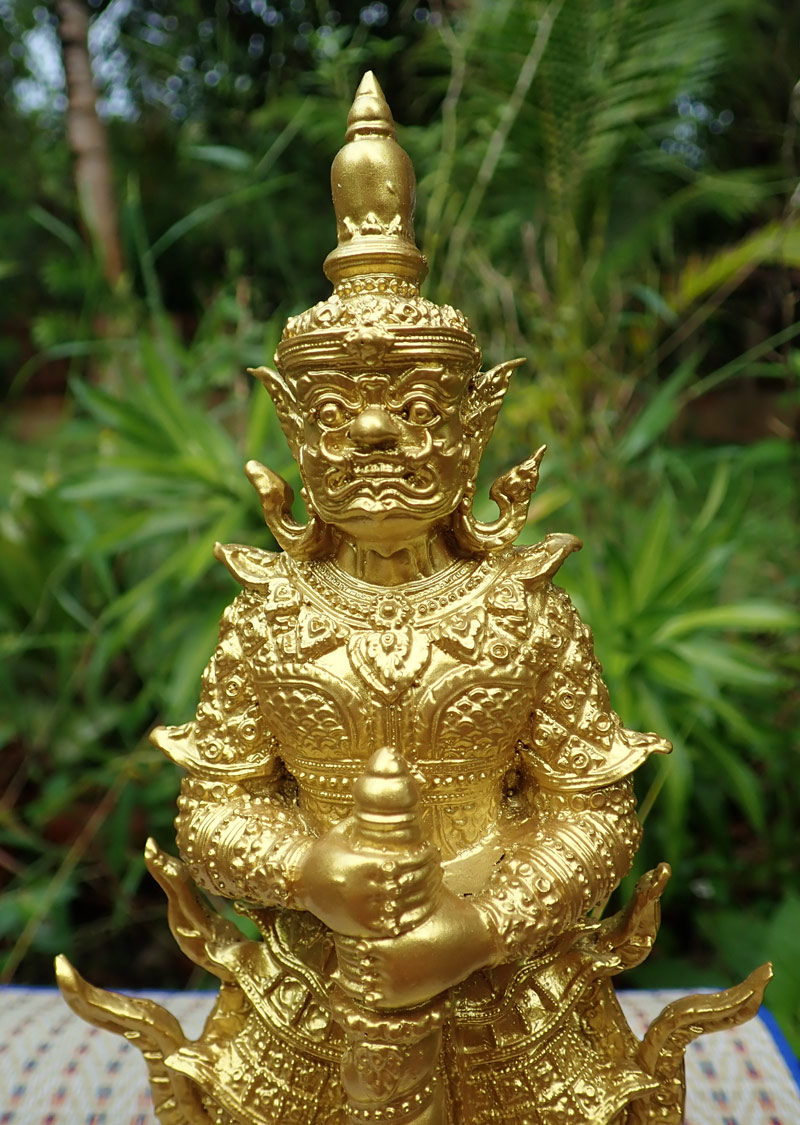 พระบูชาท้าวเวสสุวรรณ 9 นิ้ว รุ่นรวยมหาเศรษฐีทวีทรัพย์ หลวงพ่อพัฒน์ วัดห้วยด้วน จ.นครสวรรค์ ปี 2565 เนื้อแร่เหล็กน้ำพี้ (แม่เหล็กดูดติด) องค์ทอง หมายเลข 5228