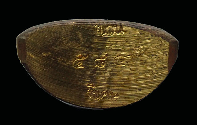 รูปเหมือนปั้ม EOD หลวงพ่อคูณ วัดบ้านไร่ รุ่นปาฏิหาริย์ EOD ปี 2556 เนื้อมหาชนวน (แจกทหาร) หมายเลข 584 สร้าง 999 เหรียญ