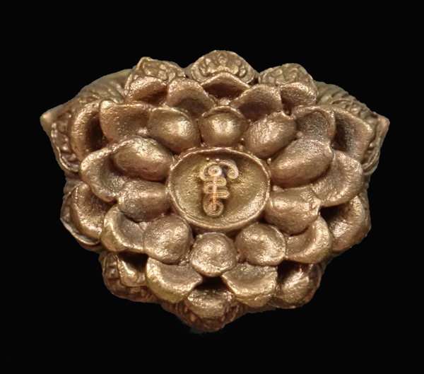 รูปหล่อลอยองค์พุทธศิลป์หลวงพ่อทวด ฐานบัว 4 ชั้น รุ่นปาฎิหาริย์สองโพธิสัตว์ เนื้อชนวนรวมใจ หมายเลข 144 (สรา้งเพียง 299 องค์) ขนาดสูง 1.2 นิ้ว พร้อมกล่องและการ์ดประจำองค์พระ