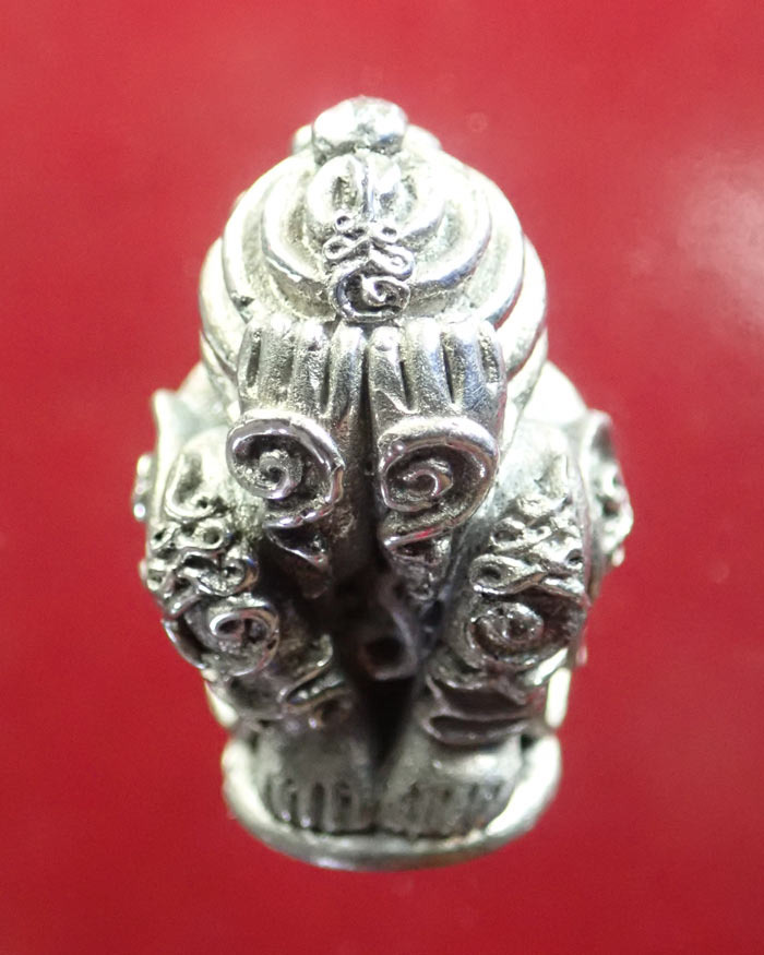 พระปิดตาในครรภ์ พ่อท่านเขียว วัดห้วยเงาะ ปัตตานี รุ่นกลันตัน54 ปี 2554 เนื้อปัญจะโลหะผิวพรายเงิน (สูงประมาณ 2 ซ.ม.)