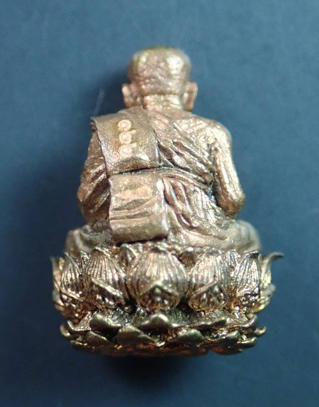 รูปหล่อลอยองค์พุทธศิลป์หลวงพ่อทวด ฐานบัว 4 ชั้น รุ่นปาฎิหาริย์สองโพธิสัตว์ เนื้อชนวนรวมใจ หมายเลข 122 ขนาดสูง 1.2 ซ.ม. พร้อมกล่องและการ์ดประจำองค์พระ