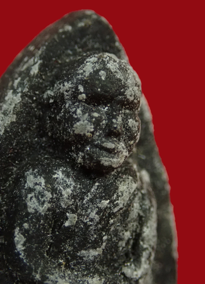 หลวงปู่ทวด รุ่นวิเศษ60 อาจารย์นอง วัดทรายขาว ปัตตานี ปลุกเสก ปี 2541 เนื้อว่าน พิมพ์กรรมการหลังฝังเม็ดข้าวสาร พร้อมกล่องครับ