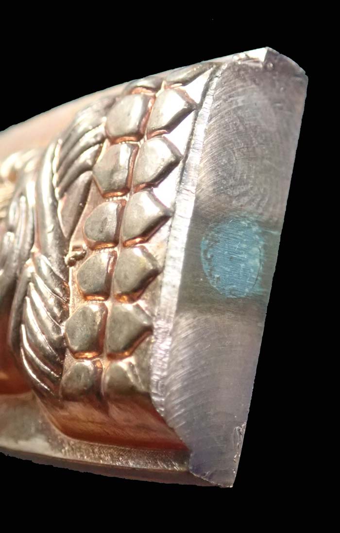 หลวงพ่อทวดหลังหนังสือ พิมพ์ใหญ่ รุ่นเสาร์5 มหาสิทธิโชค ปี 2553 เนื้อทองแดงผิวไฟ อุดเงิน (กรรมการ) หมายเลข 1172