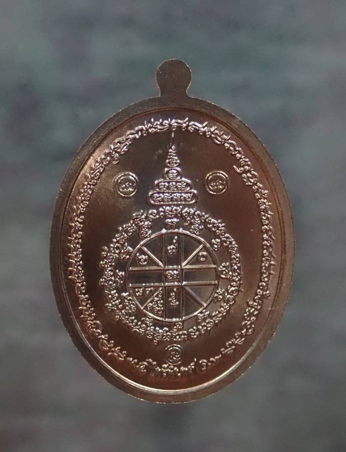 เหรียญหลวงพ่อคูณ (จีวรห่มคุลม) วัดบ้านไร่ ปี2557 รุ่นไพรีพินาศ เนื้อนวะโลหะฝังมรกต หมายเลข 3120 (อัญมณีมรกตสร้างน้อย..เลขจะลงท้ายด้วย 0) ขนาดพระสูง 3.8 ซ.ม. พร้อมกล่องเดิม