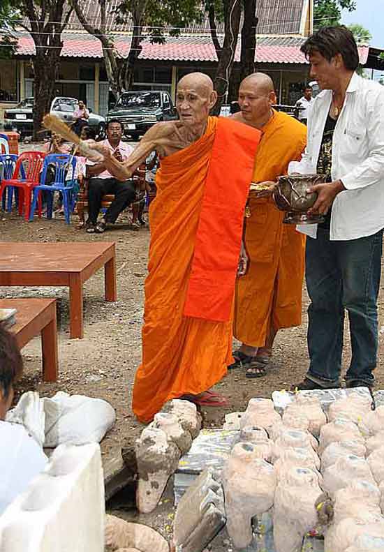 *หายากมาก สร้างเพียง 66 องค์* พระกริ่งธีรพัชโรภาส (กริ่งดัง) หลวงพ่อผอง วัดพรหมยาม ปี 2555 รุ่นบูรพาจารย์55 เนื้อทองเหลืองหล่อโบราณ หมายเลข 14 (แจกเฉพาะผู้ช่วยงานหล่อพระ)