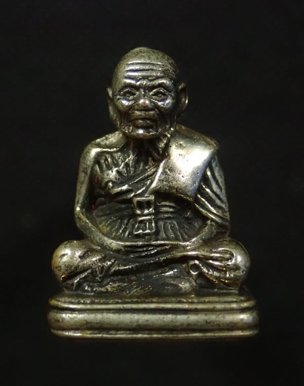 หลวงพ่อทวดพิมพ์ลอยองค์เลขใต้ฐาน (ย้อนยุค) อาจารย์ทอง วัดสำเภาเชย ปี 2551 รุ่นพิทักษ์แผ่นดิน เนื้อทองขาว หมายเลข 1409