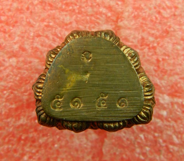 รูปหล่อลอยองค์หลวงปู่ทวด พิมพ์เบ้าฉีด รุ่นสร้างมณฑป40 อาจารย์นอง วัดทรายขาว ปัตตานี ปี 2540 เนื้อนวะโลหะ